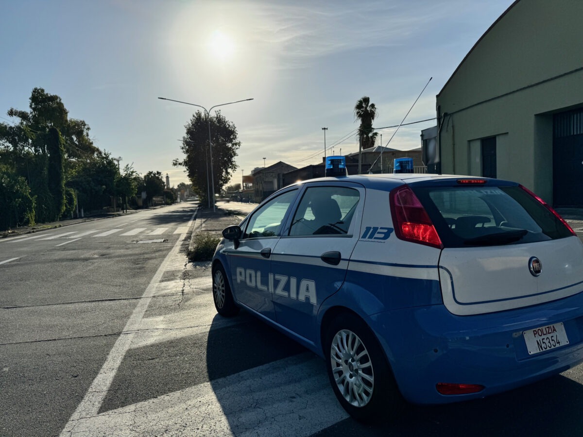 Minore senza casco provoca il panico: scappa e viene arrestato dalla polizia per resistenza e lesioni aggravate!