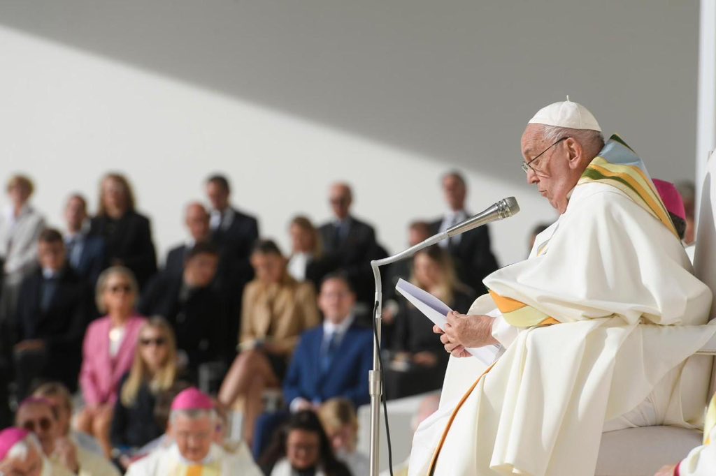 Papa Francesco a Bruxelles: Un Messaggio di Speranza e Giustizia per una Chiesa Inclusiva