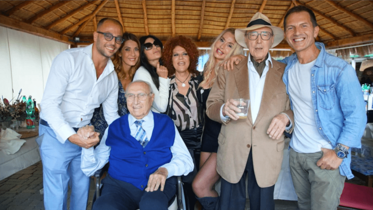 Pippo Baudo riappare sui Social: in sedia a rotelle per il compleanno di Pingitore [VIDEO]