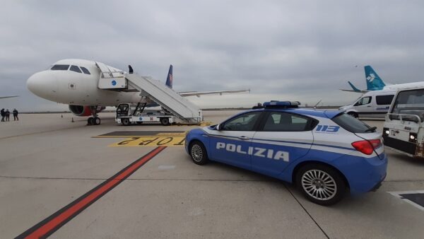 Polizia di Stato di Macerata: rimpatrio forzato per un cittadino tunisino irregolare, pregiudicato e domiciliato a Macerata, verso la frontiera aerea di Roma Fiumicino.