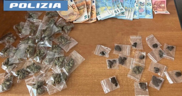 Poliziotto fuori servizio scopre un pusher 19enne: le Volanti della Questura intervengono e arrestano!