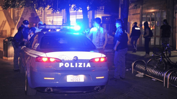 57enne vede ragazzina di 19 e tenta di abusarne: linciaggio della folla, interviene Polizia