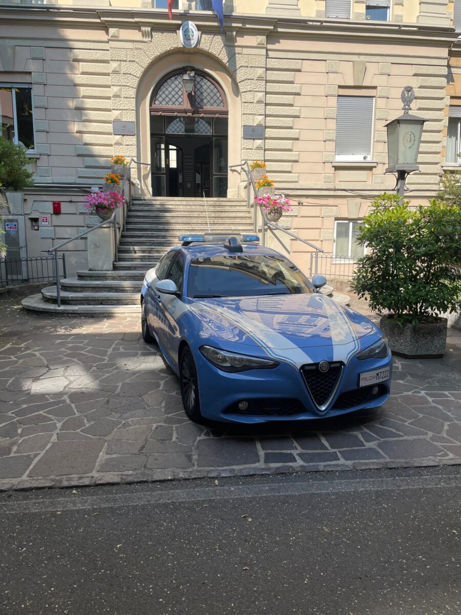 Tifosi di hockey in delirio: assalto a cinghiate contro la Polizia e i fan del Bolzano!