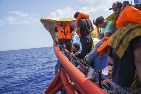 Tragedia in mare vicino a Lampedusa: continuano le ricerche di 21 migranti dispersi, tra cui bambini.