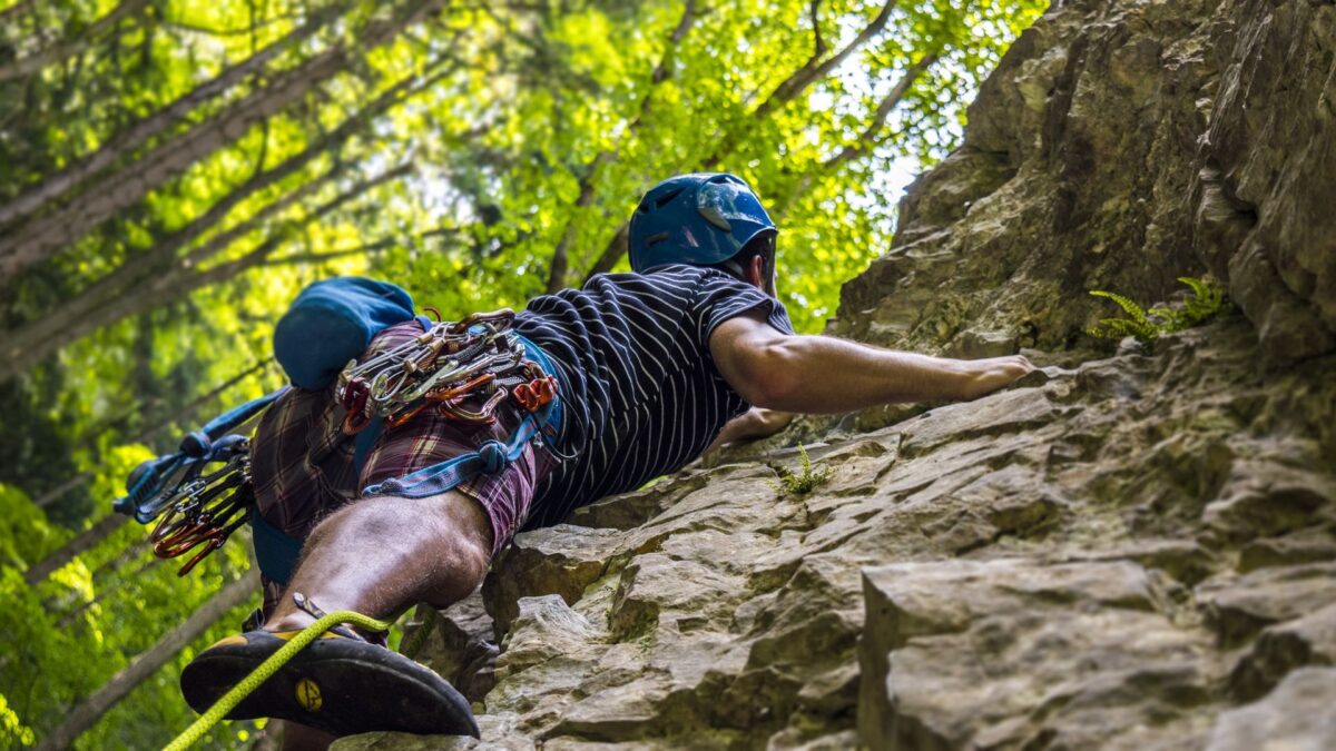 Tragedia nel mondo dell’arrampicata: una giovane vita si spegne a 32 anni in Liguria a causa di una caduta.