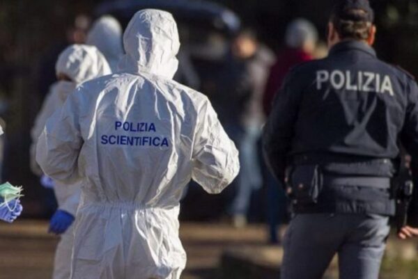 Tragedia sconvolgente: padre, madre e figlia rinvenuti privi di vita nel giardino di casa in provincia di Perugia