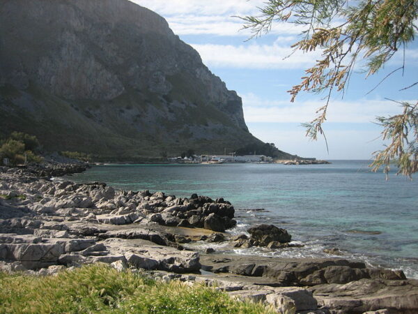 Turista francese dispersa in mare durante snorkeling, ritrovata sugli scogli dopo ore di ricerche.