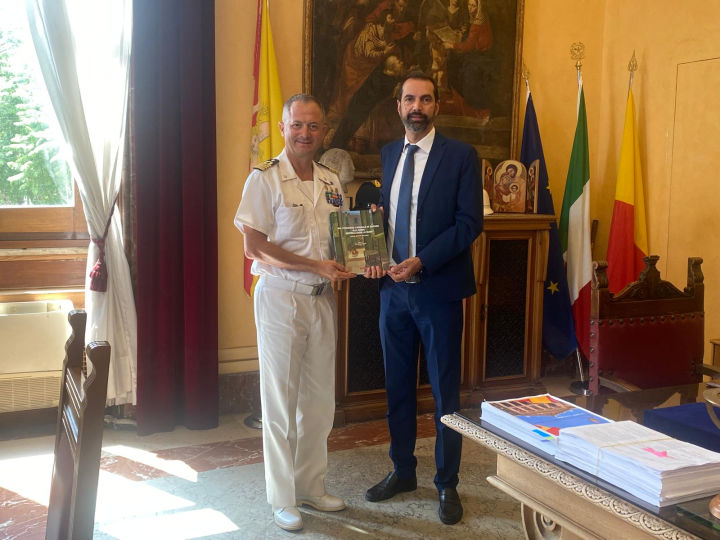 Ultimo saluto al Palazzo Zanca: il Comandante Supporto Logistico della Marina Militare di Messina in visita di commiato!