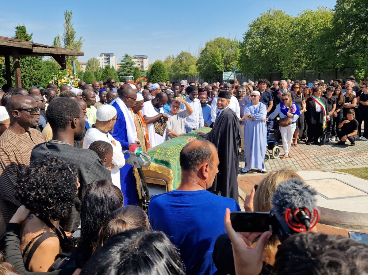 Una folla commossa partecipa ai funerali di Fallou Sall, il 16enne vittima di un tragico colpo di coltello in una rissa, con la speranza che la sua morte serva da lezione per tutti.