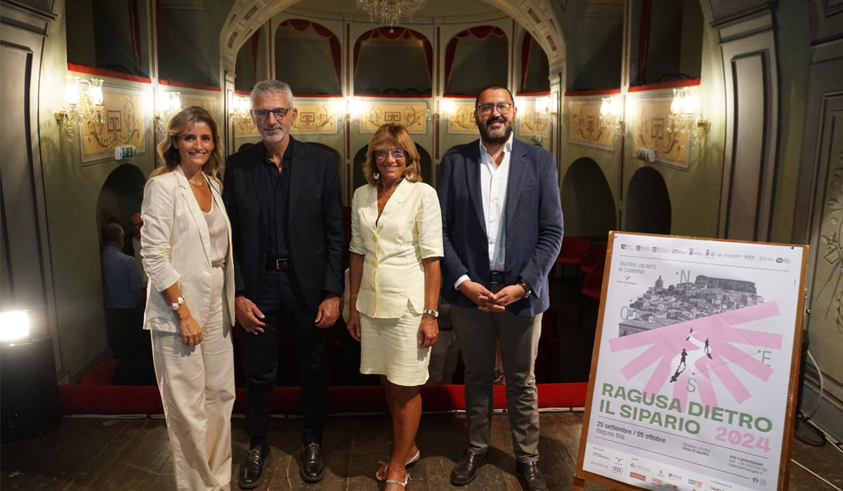 Un'avventura tra laici e mistici nell'essenza del teatro, attraverso i quattro punti cardinali. A partire dal 25 settembre, riviviamo insieme Ragusa dietro il Sipario, un'occasione imperdibile per (ri)scoprire arti, artisti e maestranze in un percorso che