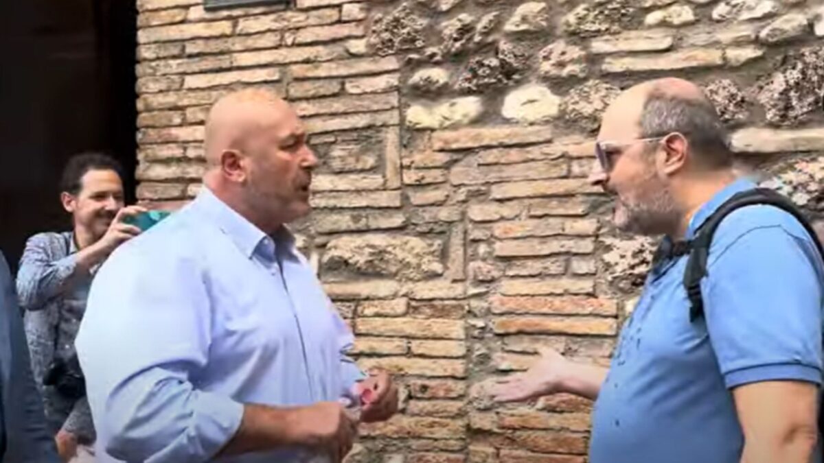 VIDEO | Il sindaco Bandecchi affronta un cittadino accusandolo di provocazione politica con un gesto sorprendente!