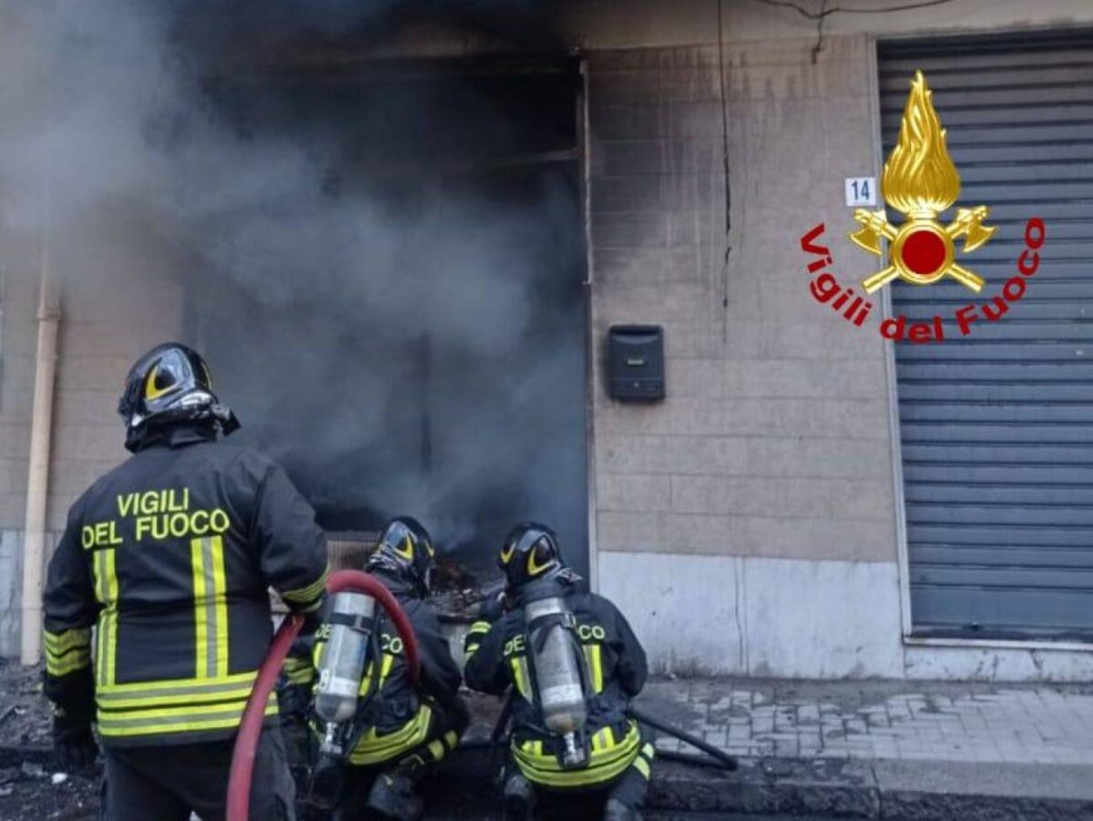 Vigili del fuoco in azione per domare l'incendio in un negozio di Acireale!