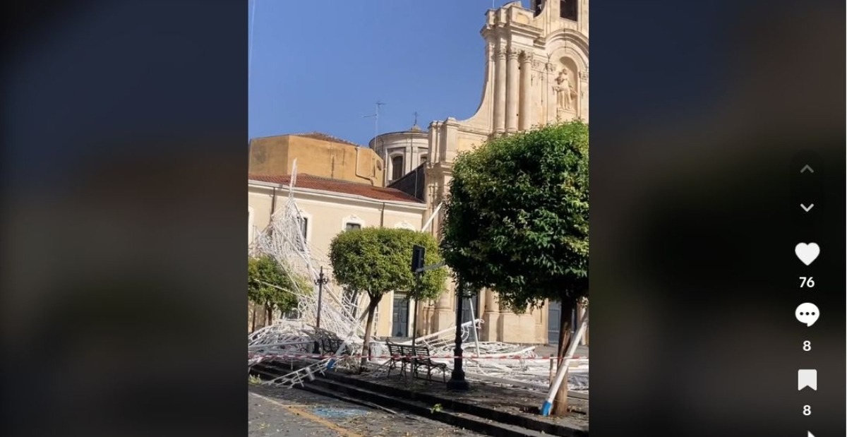 Maltempo ad Aci Sant'Antonio, strade  inondate e luminarie crollate [VIDEO]