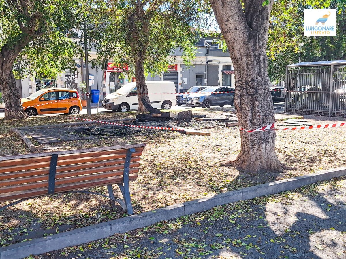 Incendio al parco giochi di Catania | Vandalismo o segnale di abbandono?