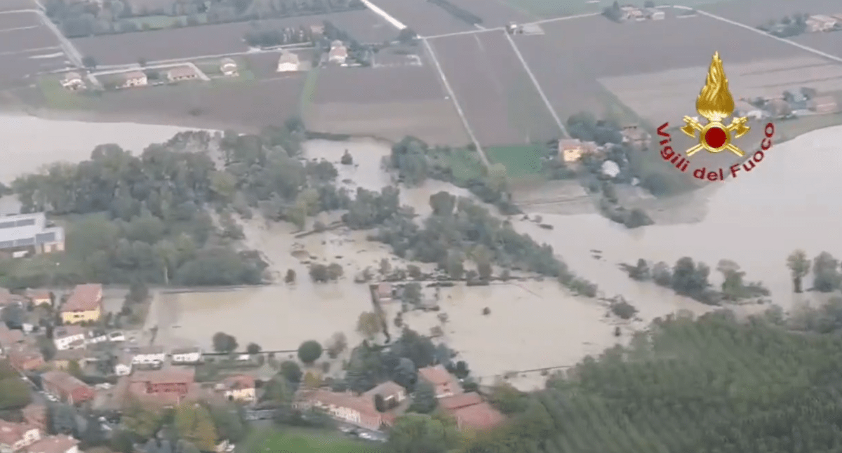 Allerta rossa in Emilia-Romagna | Nella notte 600 interventi dei Vigili del Fuoco e scuole a rischio chiusura!