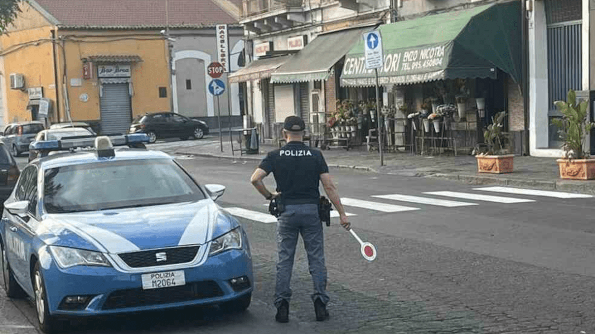 Si ferma all’Alt della Polizia e prova un’improbabile fuga a piedi in via della Concordia