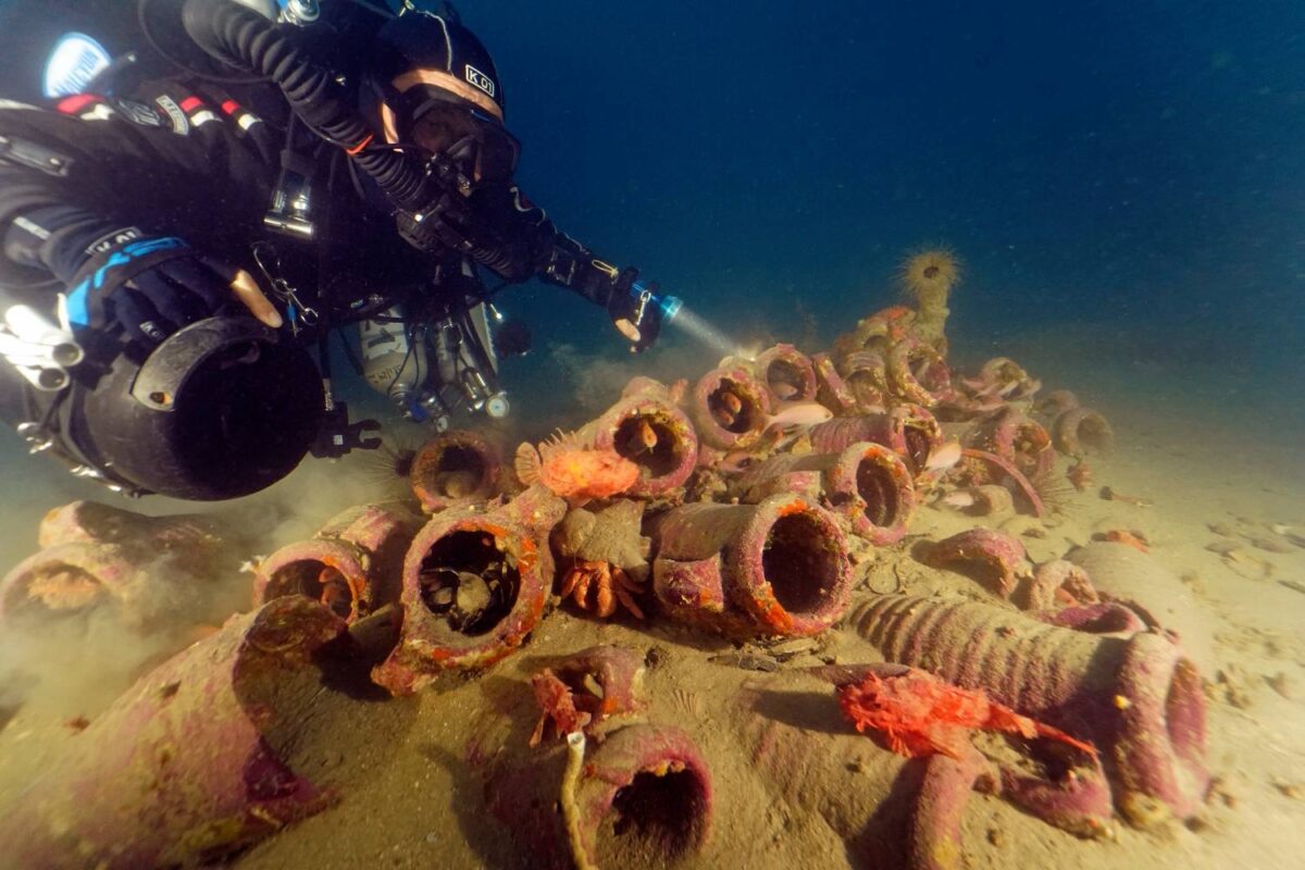 Antiche anfore scoperte nel Mediterraneo | Scopri il mistero delle rotte commerciali svelato da una scoperta inaspettata!