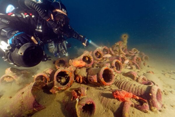 Antiche anfore scoperte nel Mediterraneo | Scopri il mistero delle rotte commerciali svelato da una scoperta inaspettata!