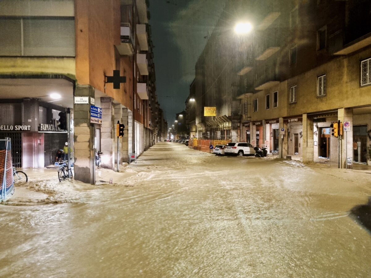 Bologna in ginocchio: 500 evacuati e una città in allerta | L’alluvione ha svelato i veri punti deboli della nostra sicurezza?