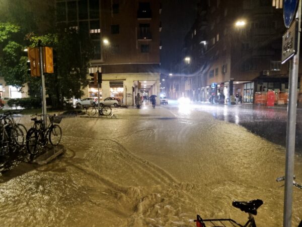 Bologna in ginocchio: le strade trasformate in fiumi | Cosa ci dicono i dati sul maltempo che nessuno ha previsto?