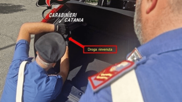 Donna rischia grave incidente stradale per evitare i Carabinieri: droga nascosta in auto