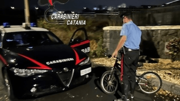 Pregiudicato ruba bici da bambino: Carabinieri lo notano e fermano mentre sta scavalcando