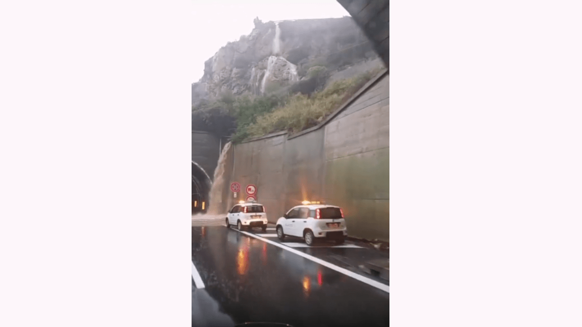 La cascata “naturale” sull’autostrada (a tratti impraticabile) dopo il maltempo [VIDEO]