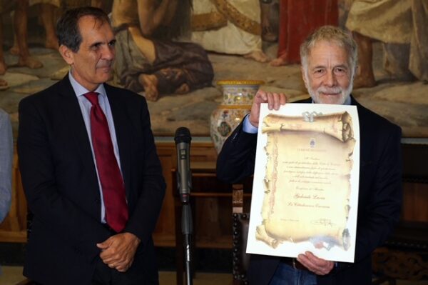 Catania premia Gabriele Lavia con la cittadinanza onoraria | Scopri perché questo gesto trasforma la sua eredità culturale!