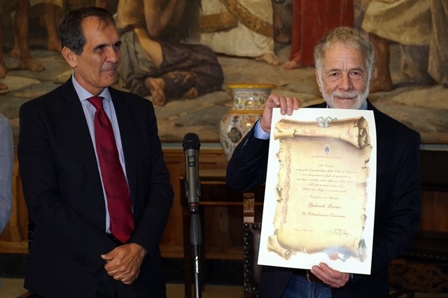 Catania premia Gabriele Lavia con la cittadinanza onoraria | Scopri perché questo gesto trasforma la sua eredità culturale!