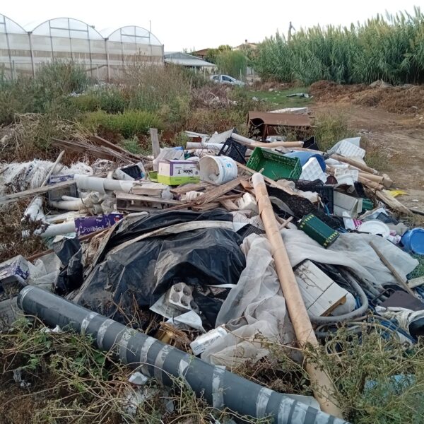 Controlli della Polizia di Stato: sequestrata area agricola per gestione illecita di rifiuti e manodopera in nero!