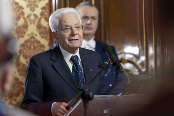 Decreto “Paesi sicuri” firmato da Mattarella | Cosa significa davvero per i migranti in Italia?