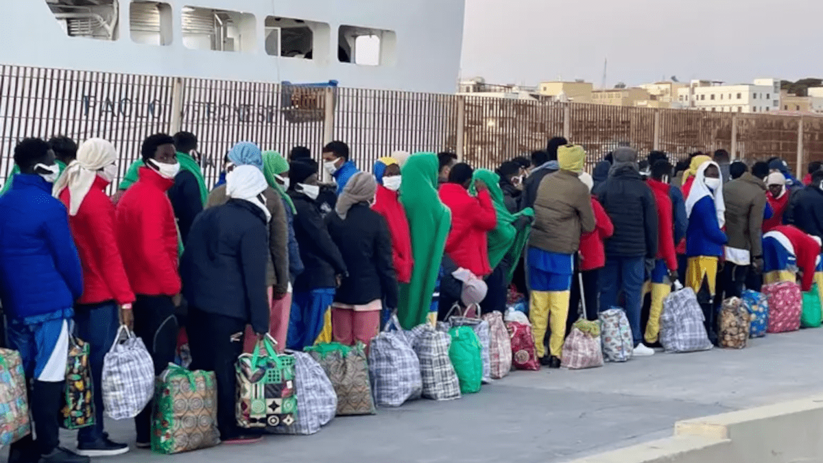 Sbarco “selvaggio” a Lampedusa: oltre mille migranti in 24 ore