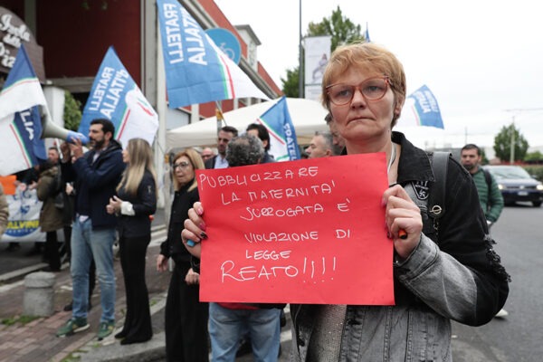 Fermati con una neonata a Buenos Aires | La maternità surrogata si trasforma in un caso di diritto internazionale?