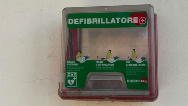 Vietato sentirsi male in piazza Viceré: segnalato furto del defibrillatore “per tutti”