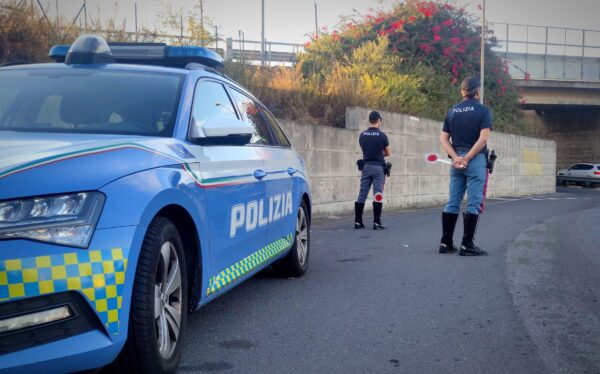 Giovane senza casco beccato in autostrada | La verità dietro la targa alterata che lascia tutti increduli!