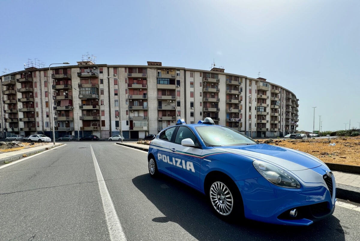 Giovane spacciatore beccato con una radio | Ecco cosa non sapevi sul traffico di droga a Catania!