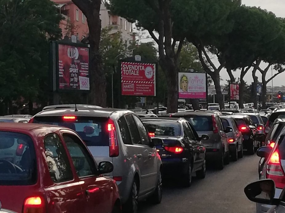 Giubileo in arrivo | Roma soffoca nel traffico: chi chiede un miracolo per la mobilità?