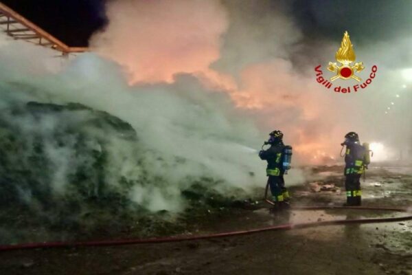 Incendio devasta impianto di trattamento rifiuti | Quali segreti nasconde davvero questo luogo?