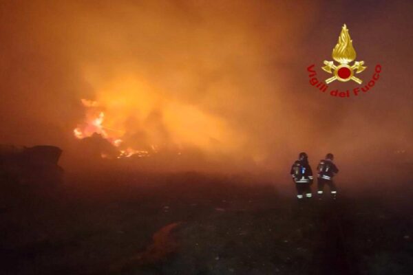 Incendio devastante a Catania: le fiamme minacciano il cimitero di Librino