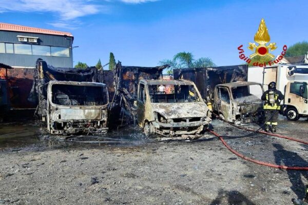 Incendio nel parcheggio di un'azienda di trasporti | I Vigili del Fuoco riescono a scongiurare una catastrofe!