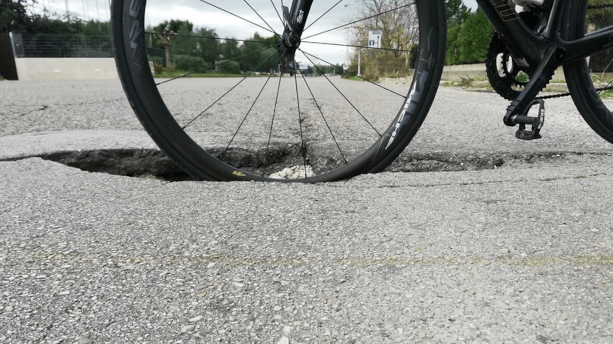 L’incidente stradale è fatale dopo un mese: ciclista non sopravvive alla caduta per una buca