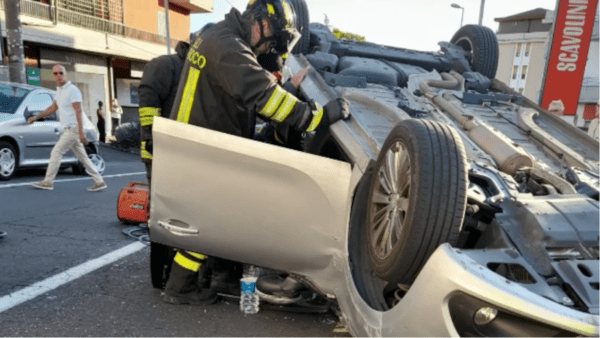 Incidente stradale autonomo nel Catanese: auto ribaltata e donna ferita e priva di sensi