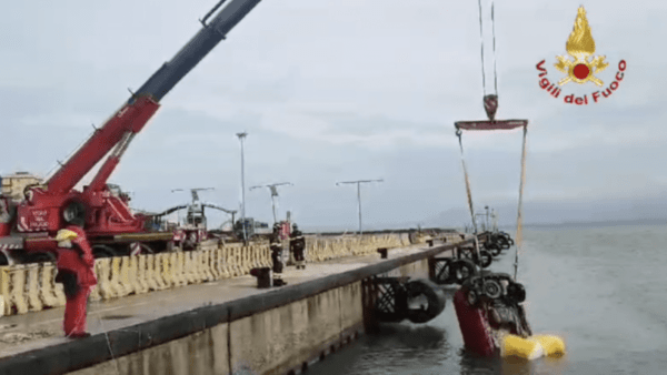 Incidente stradale a Tremestieri: furgone in mare agli imbarchi, intervento Vigili del Fuoco