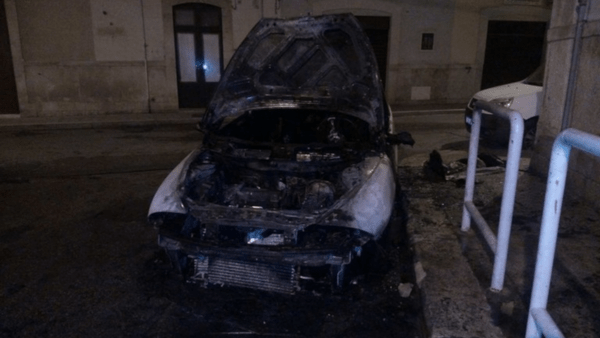 Incendio nel Catanese: auto in fiamme, intervengono i Vigili del Fuoco