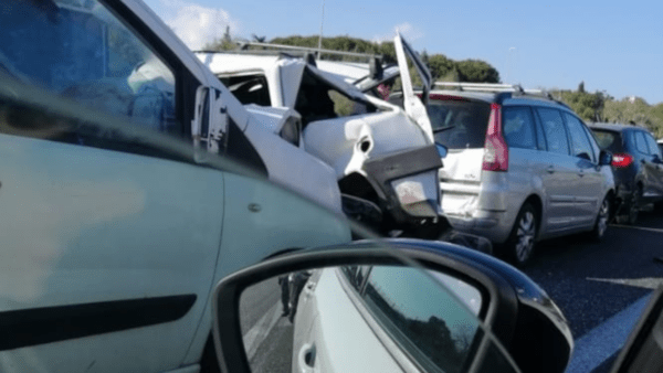 Incidente stradale Tangenziale Catania: maxi tamponamento, cinque auto coinvolte, diversi feriti