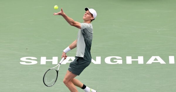 Jannik Sinner in finale allo Shanghai Masters | Potrà realmente superare il leggendario Djokovic?