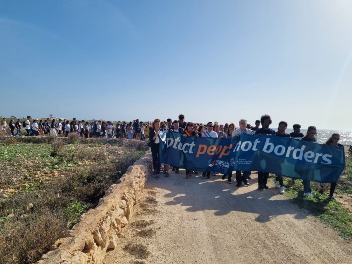 Lampedusa onora le vittime del naufragio | È il momento di mettere da parte le divisioni e unirsi per l'umanità?