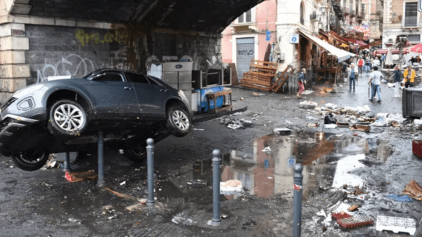 Maltempo a Catania crea forti disagi in Pescheria e Archi della Marina [VIDEO]