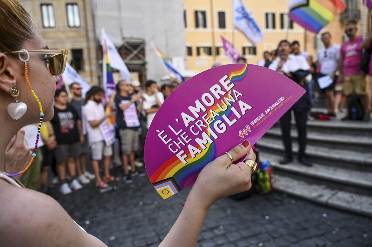 Maternità surrogata vietata in Italia | Perché questa legge rischia di penalizzare solo le coppie LGBT+?