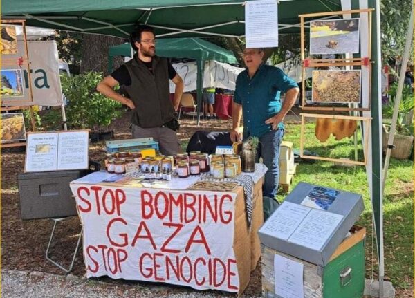 Multa cancellata all'apicoltore per lo striscione "Stop bombing Gaza" | Un gesto di protesta o un attacco alla libertà di espressione?